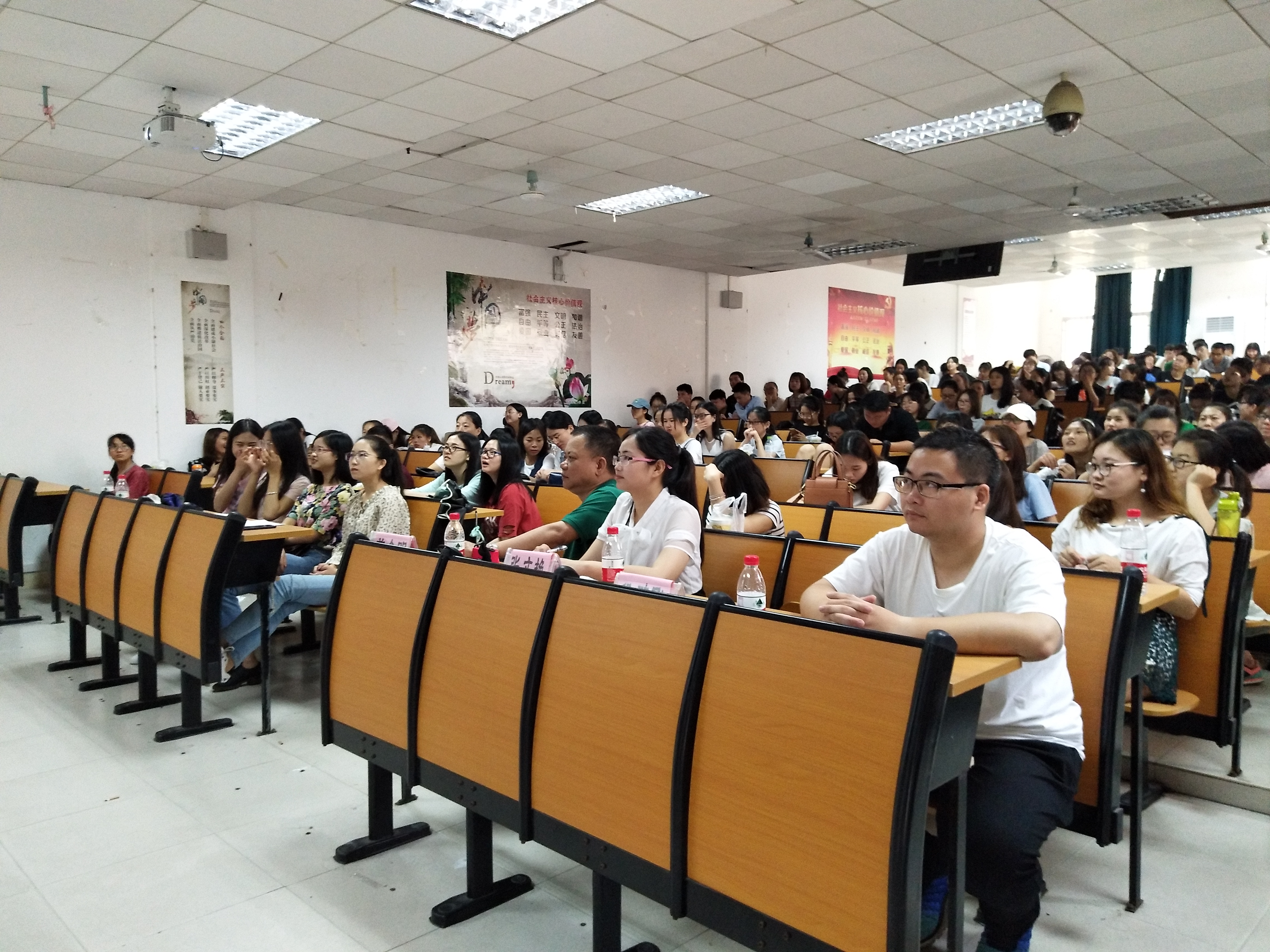生活如意,前程似锦――记数统学院2018届毕业生教育大会暨征兵宣讲活动