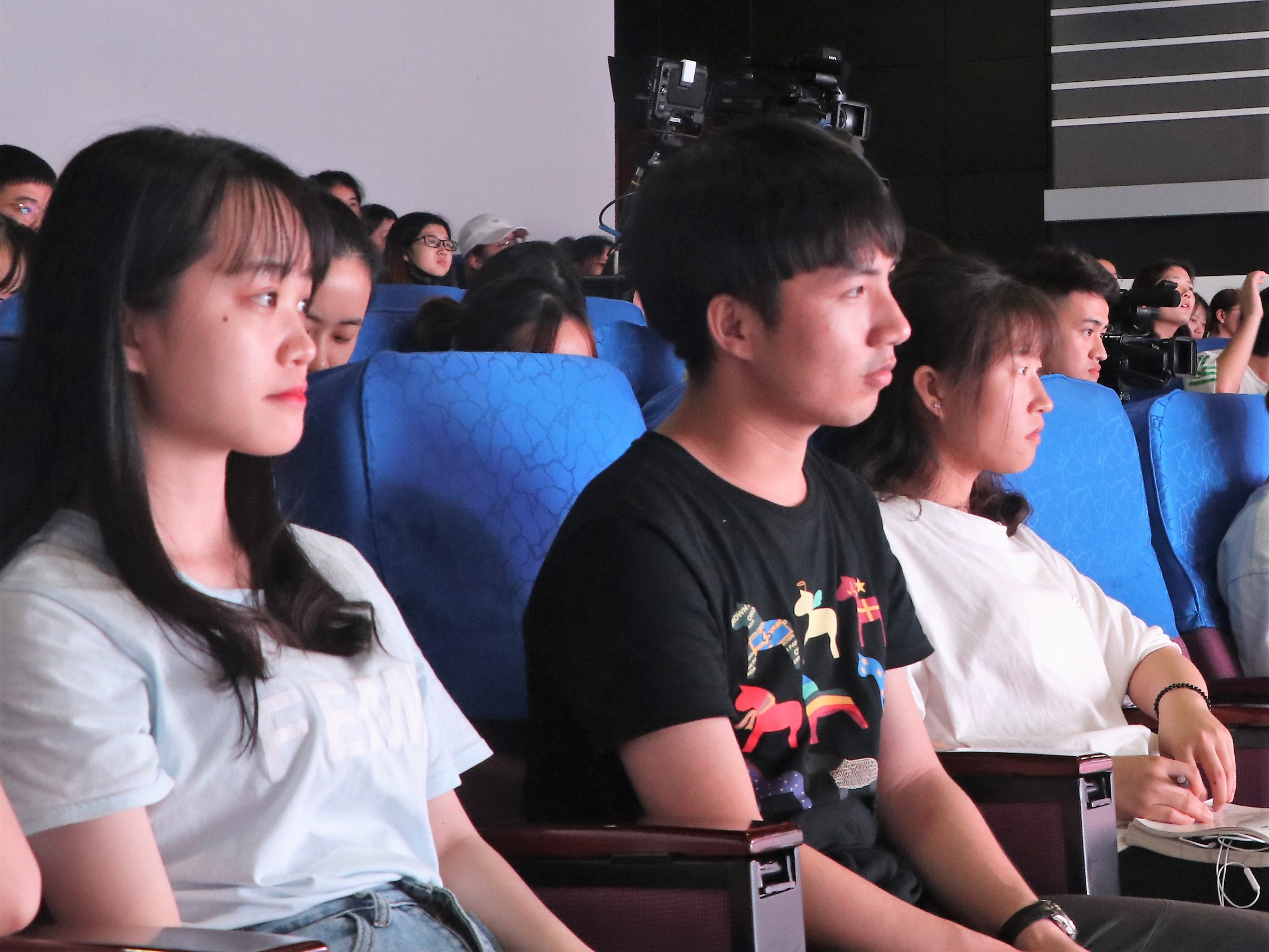 书山有路 学海无涯――记海南师范大学新闻传播与影视学院第三届考研交流会