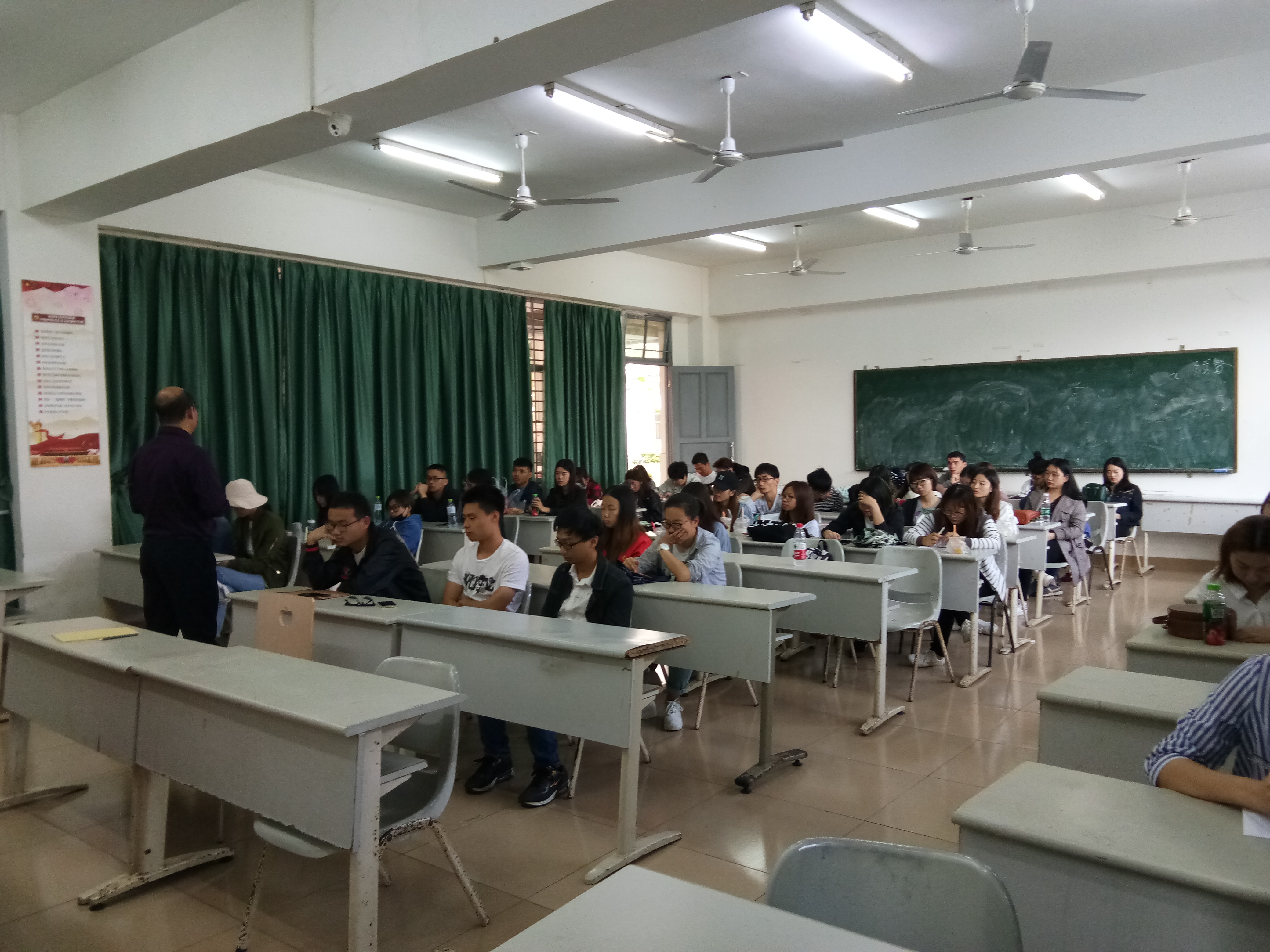 青年之声・新闻传播与影视学院举行2018届毕业生 就业讲座