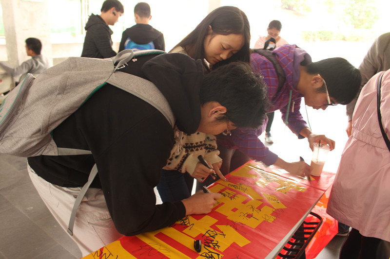 青年之声・维护宪法权威，弘扬宪法精神――记物理与电子工程学院法制宣传活动