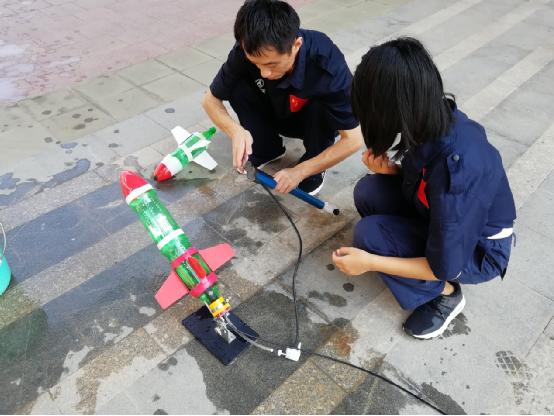 青年之声・新传学子在国庆期间为海南文昌航天科普馆游客提供科普讲解志愿服务