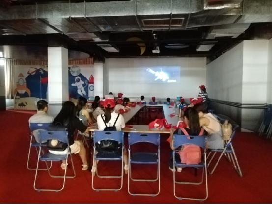 青年之声・新传学子在国庆期间为海南文昌航天科普馆游客提供科普讲解志愿服务