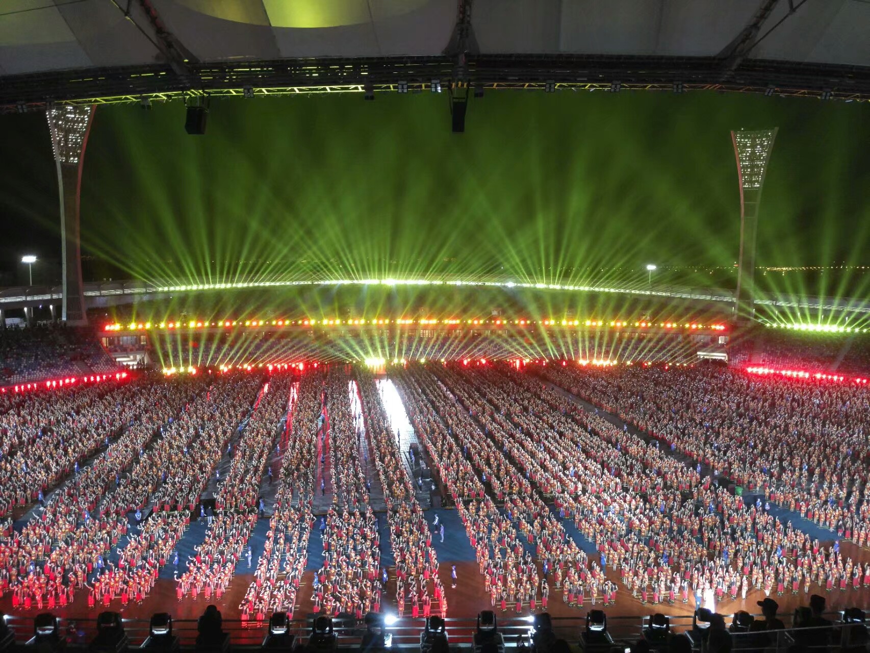  献礼美丽海南   舞出青春风采 ――――记经济与管理学院参加万人竹竿舞挑战吉尼斯世界记录成功