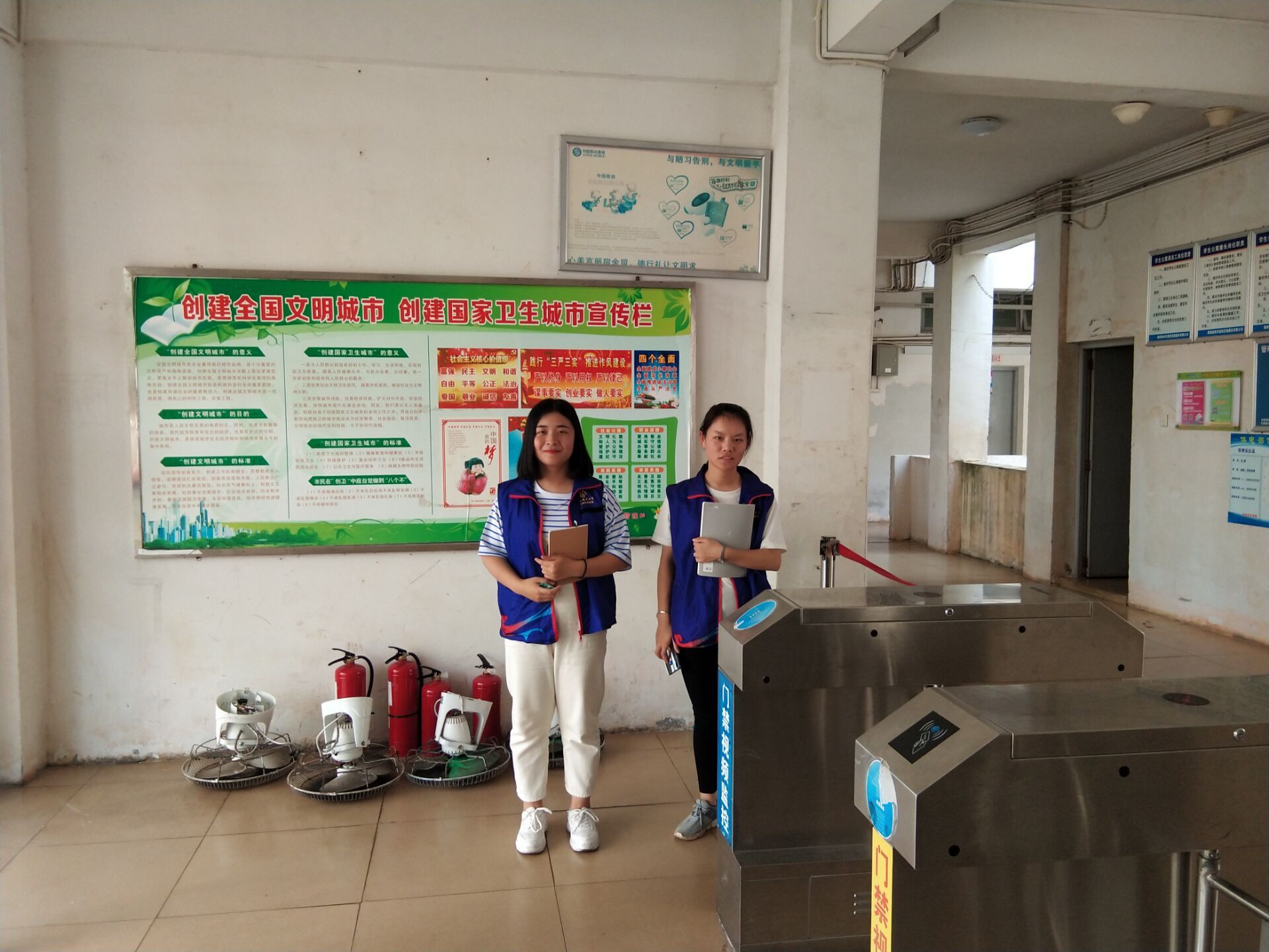 青年之声・教育与心理学院开展宿舍门禁监督活动