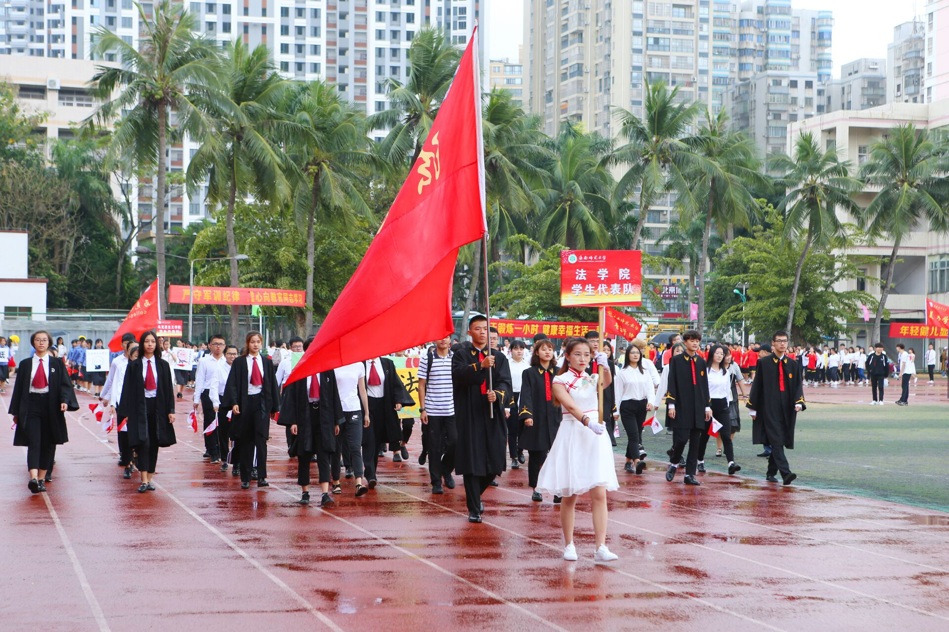 朝气蓬勃现风采 英姿飒爽展芳华 ――记校运会法学院方阵表现优秀 