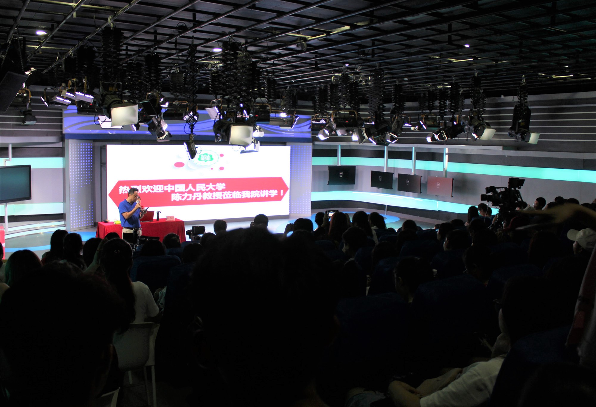 青年之声・中国人民大学荣誉一级教授陈力丹老师为新闻传播学子讲学