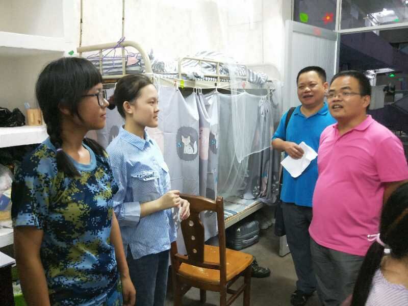 数统学院领导走访慰问学生宿舍