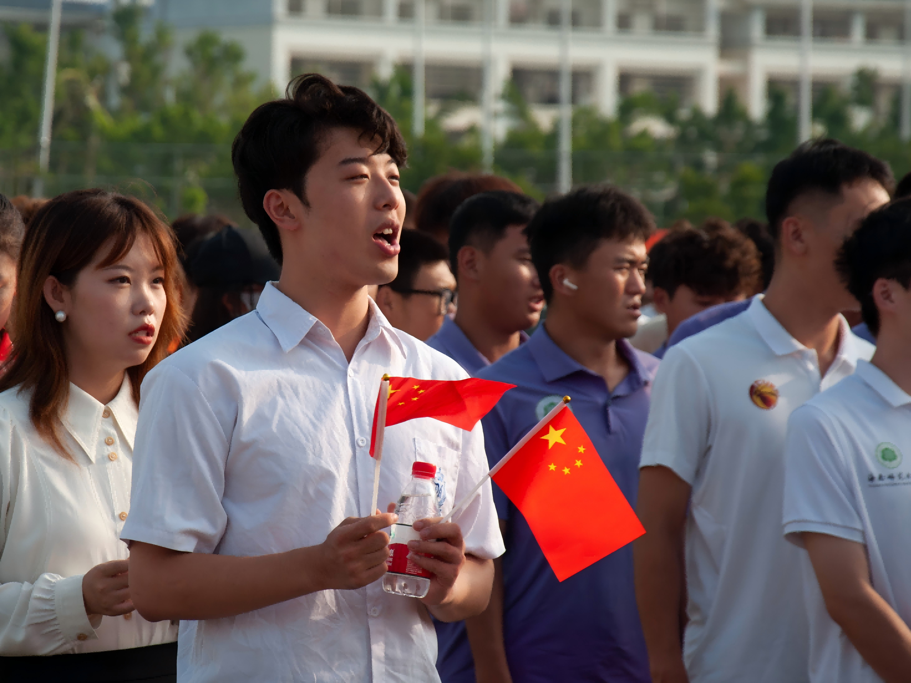 海南师范大学举行庆祝新中国成立75 周年升旗仪式