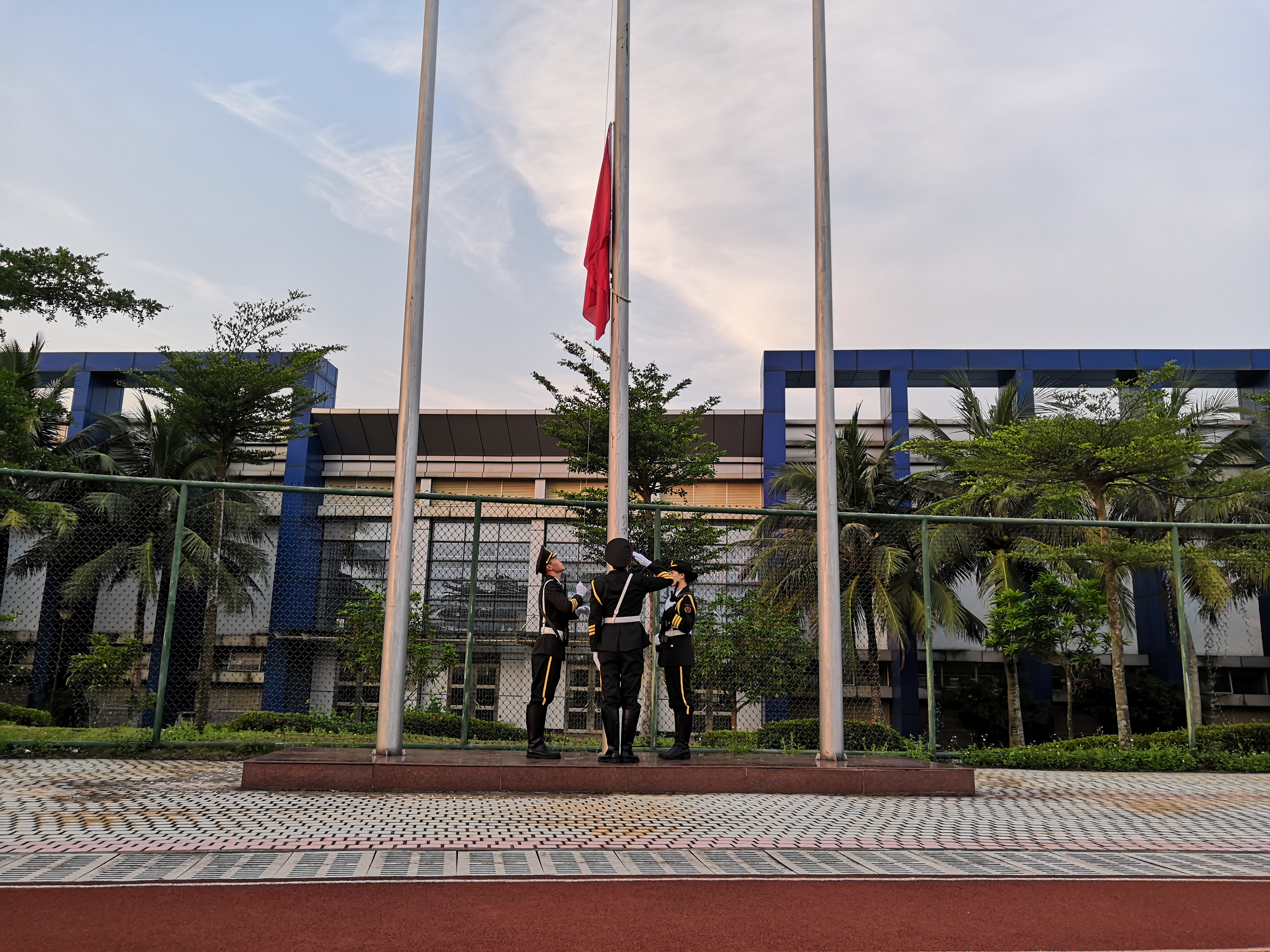 争做好青年,共创新时代――记海南师范大学文学院升旗仪式