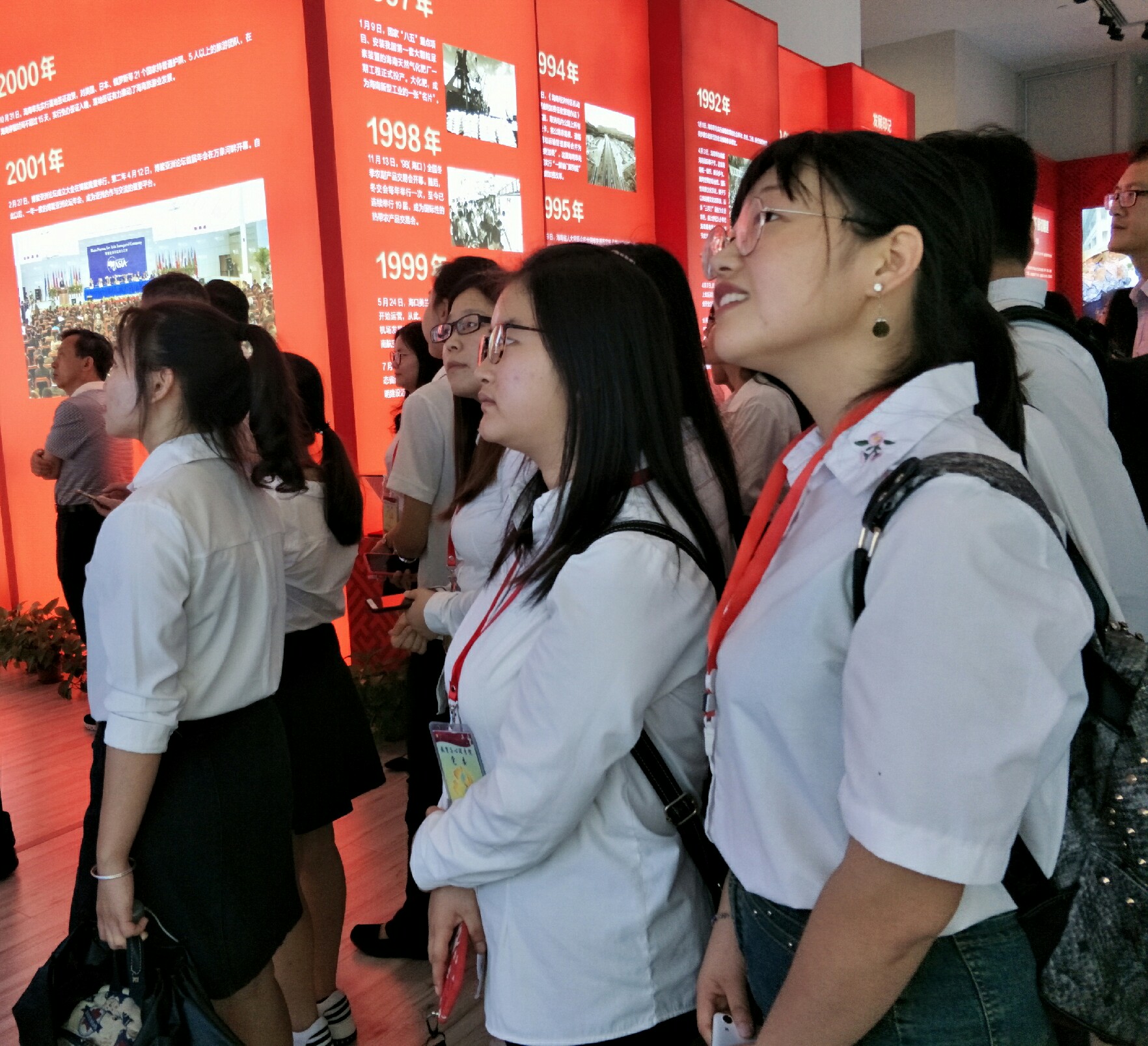 逐梦新时代，共建美好海南――教育与心理学院本科生党支部参观海南建省30周年成就活动