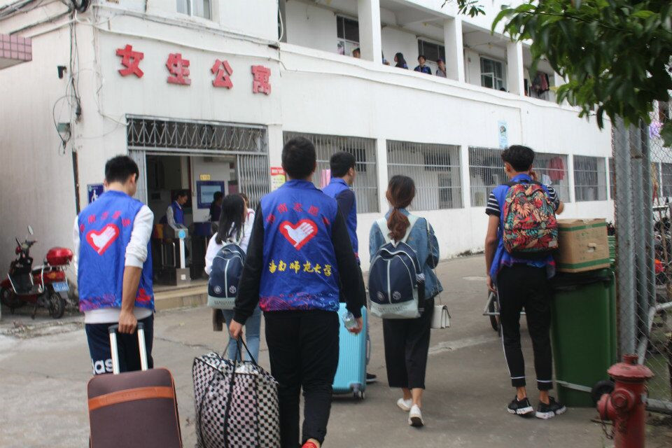 青年之声�q喜迎顶岗实习生，争做文明志愿者――记物理与电子工程学院迎接顶岗实习生志愿活动