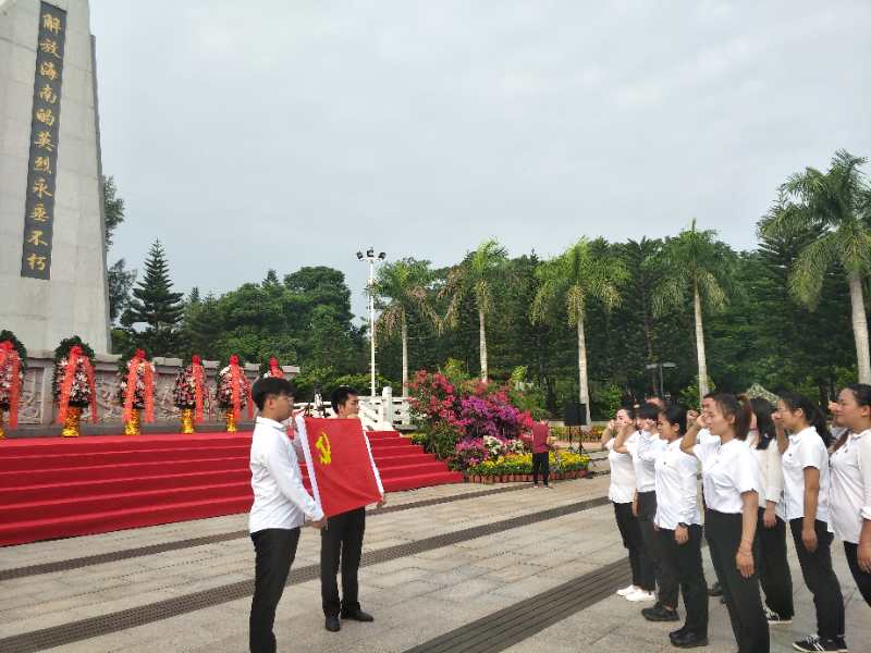以鲜花为祭 怀英烈忠魂