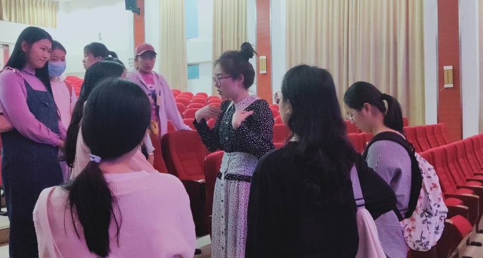 青年之声・记文学院校友讲座之从语文老师职位审视大学生活应该如何精彩的度过