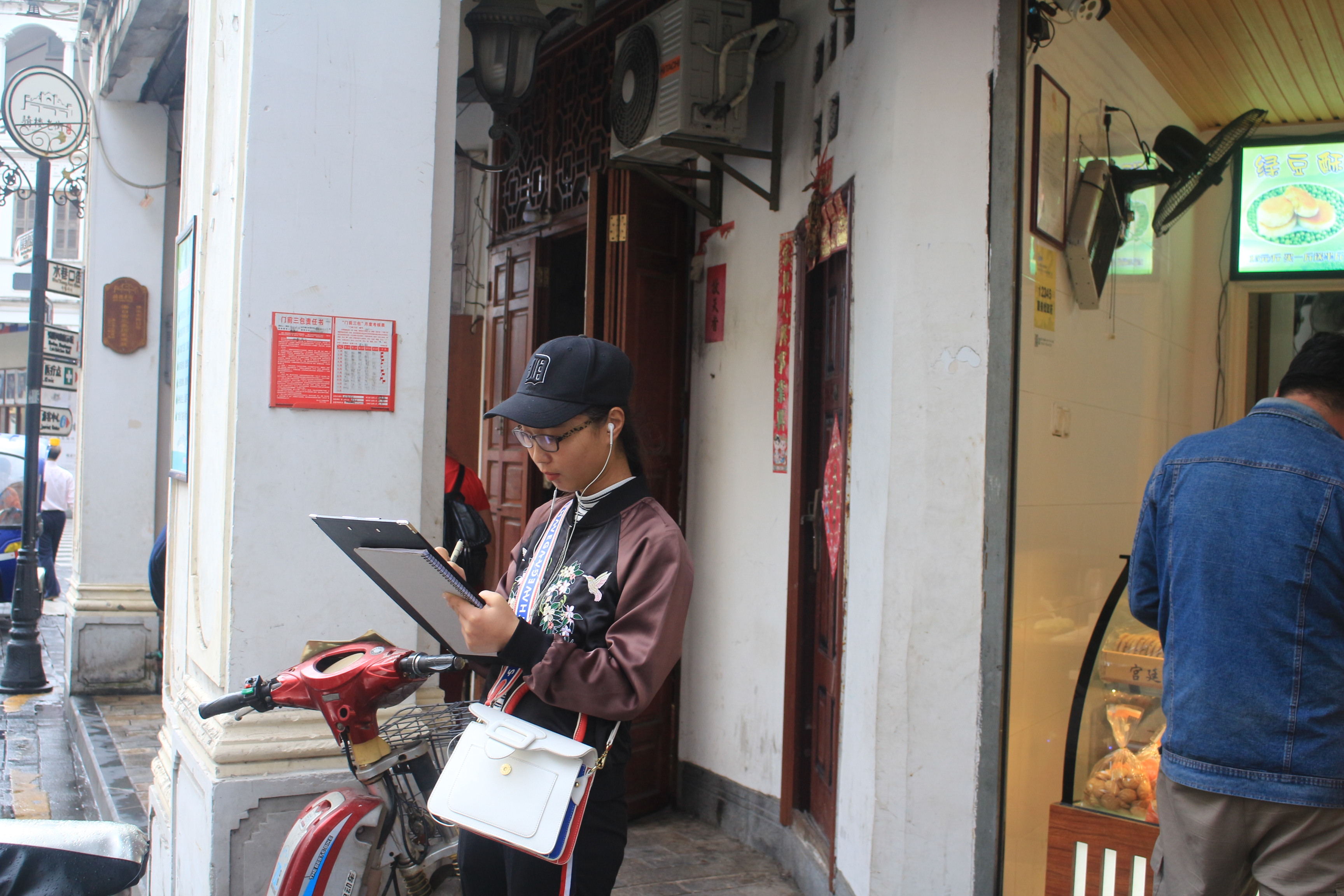  青年之声・美术学院志愿者前往海口古建筑骑楼写生