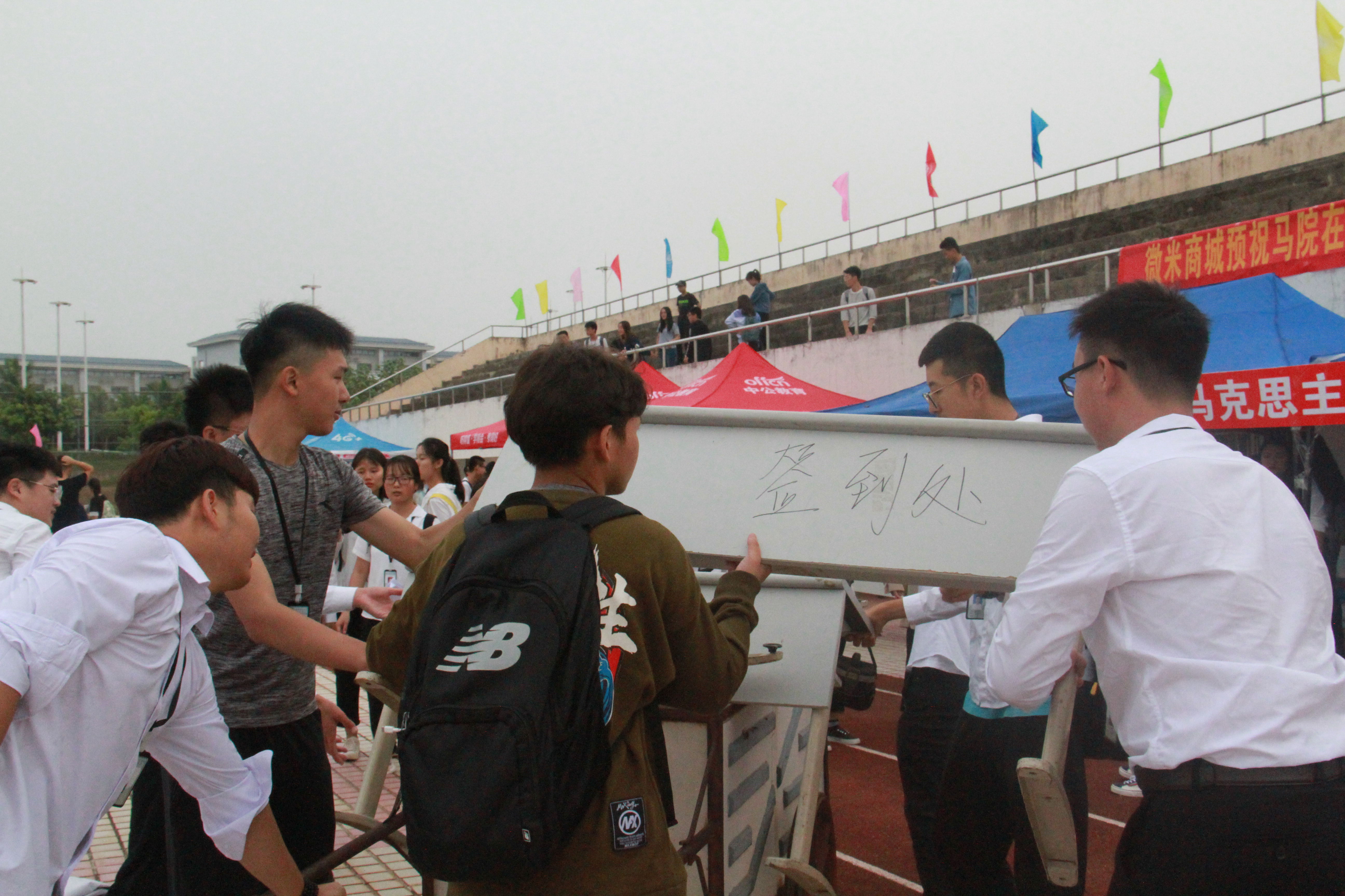 青年之声・我校运动会进行中