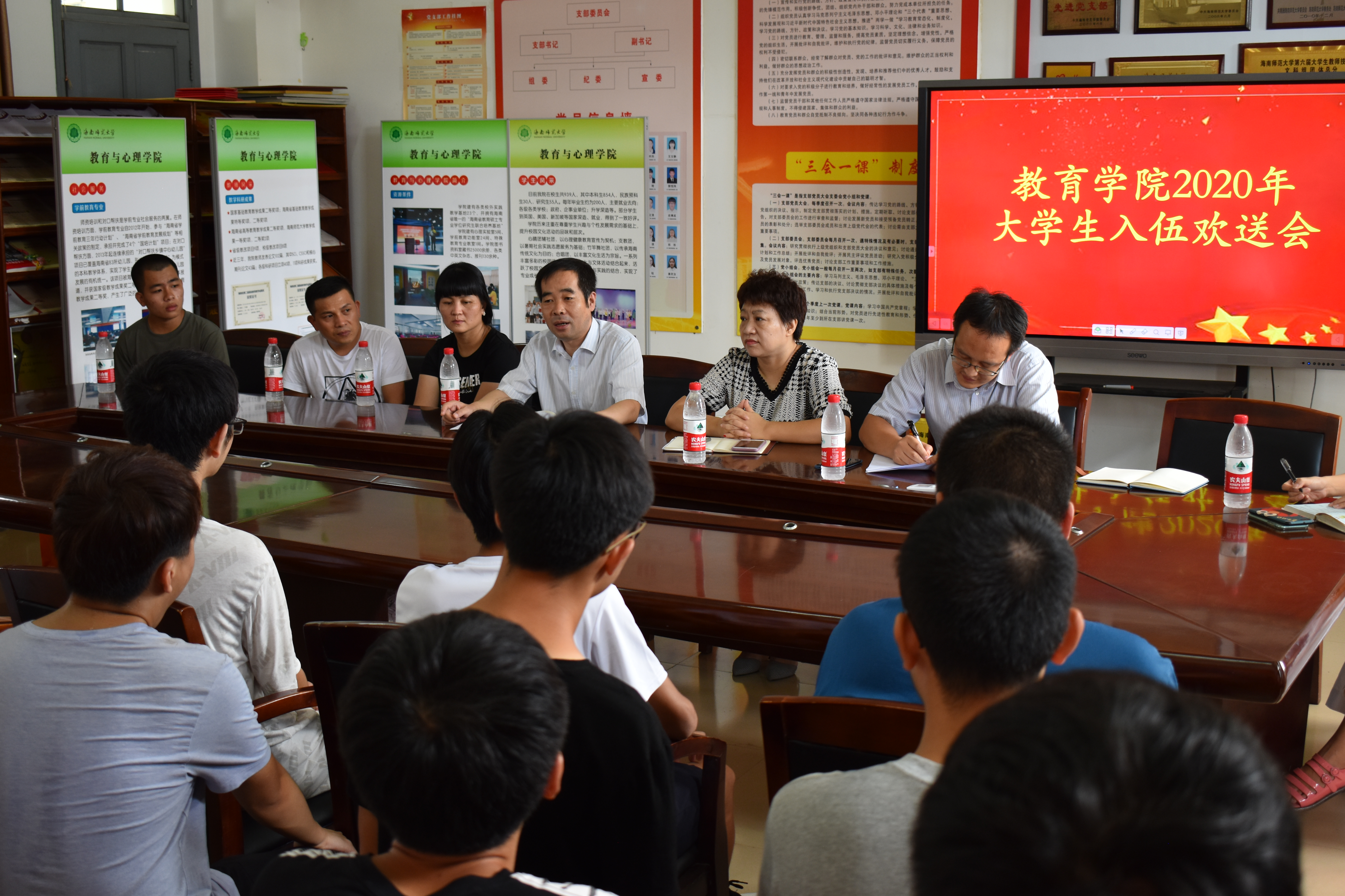 青年之声・携笔从戎 不负韶华――教育学院大学生应征入伍欢送仪式